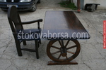 битова маса с един дървен стол за механа или кръчма
